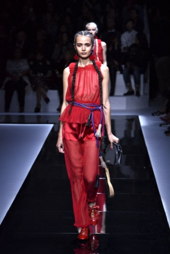 3일(현지시간) 프랑스 파리에서 열린 패션디자이너 조르지오 아르마니(Giorgio Armani)의 2017 봄/여름 기성복 컬렉션에서 모델이 의상을 선보이고 있다.<br>AP 연합뉴스
