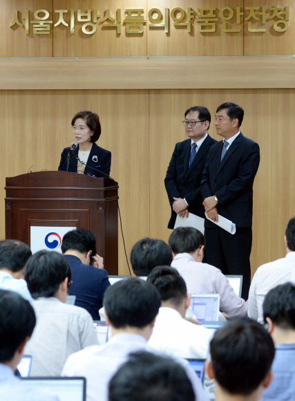 4일 오전 서울 양천구 목동 서울지방식품의약품안전청에서 이원식 식품의약처 의약품 안전국장(가운데). 김열홍 대한암학회 이사장(오른쪽) 등 관계자들이 한미약품 올리타정을 말기 암 환자 치료에 제한적으로 사용할 수 있다는 발표를 하고 기자들의 질문에 답하고 있다. 2016.10.04 강성남 선임기자 snk@seoul.co.kr