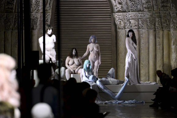 4일(현지시간) 프랑스 파리에서 열린 겐조 2017 봄/여름 기성복 컬렉션 패션쇼에서 아트 퍼포먼스를 위해 모델들이 포즈를 취하고 있다. AFP 연합뉴스