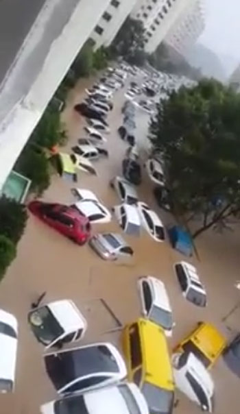 제18호 태풍 ‘차바(CHABA)’가 직접적인 영향권에 든 5일 울산시 언양읍 반천현대 아파트에 강물이 범람해 주차장의 차량이 침수된 모습.