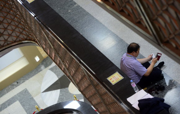 국감이 재개된지 이틀째인 5일 서울 여의도 국회에서  한 피감기관 직원이 복도 바닥에 앉아 잠시 휴식을 취하고 있다. 정연호 기자 tpgod@seoul.co.kr