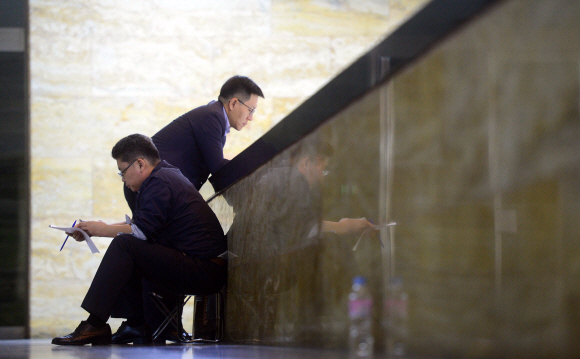 국감이 재개된지 이틀째인 5일 서울 여의도 국회에서  한 피감기관 직원이 복도 바닥에 쪽의자를 깔고 앉아 휴식을 취하고 있다.  정연호 기자 tpgod@seoul.co.kr