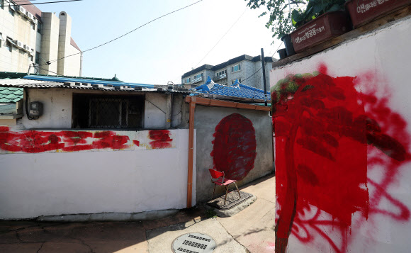 수원 행궁벽화마을 주민들이 벽화 훼손