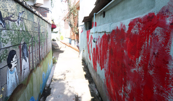 수원 행궁벽화마을 주민들이 벽화 훼손