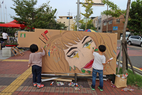 축제 행사장 곳곳에는 설치미술가들의 작품이 전시되어 있다. 시민들이 함께 만드는 작품은 이미 아이들이 차지해 그들만의 세계를 표현하고 있다.