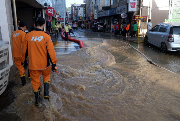 <태풍 차바> 끝도 없이 나오는 물