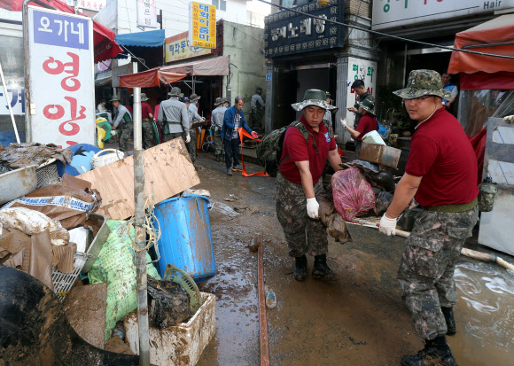 <태풍 차바> 수해 복구 돕는 장병들