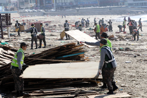 <태풍 차바> 해운대해수욕장 복구 구슬땀