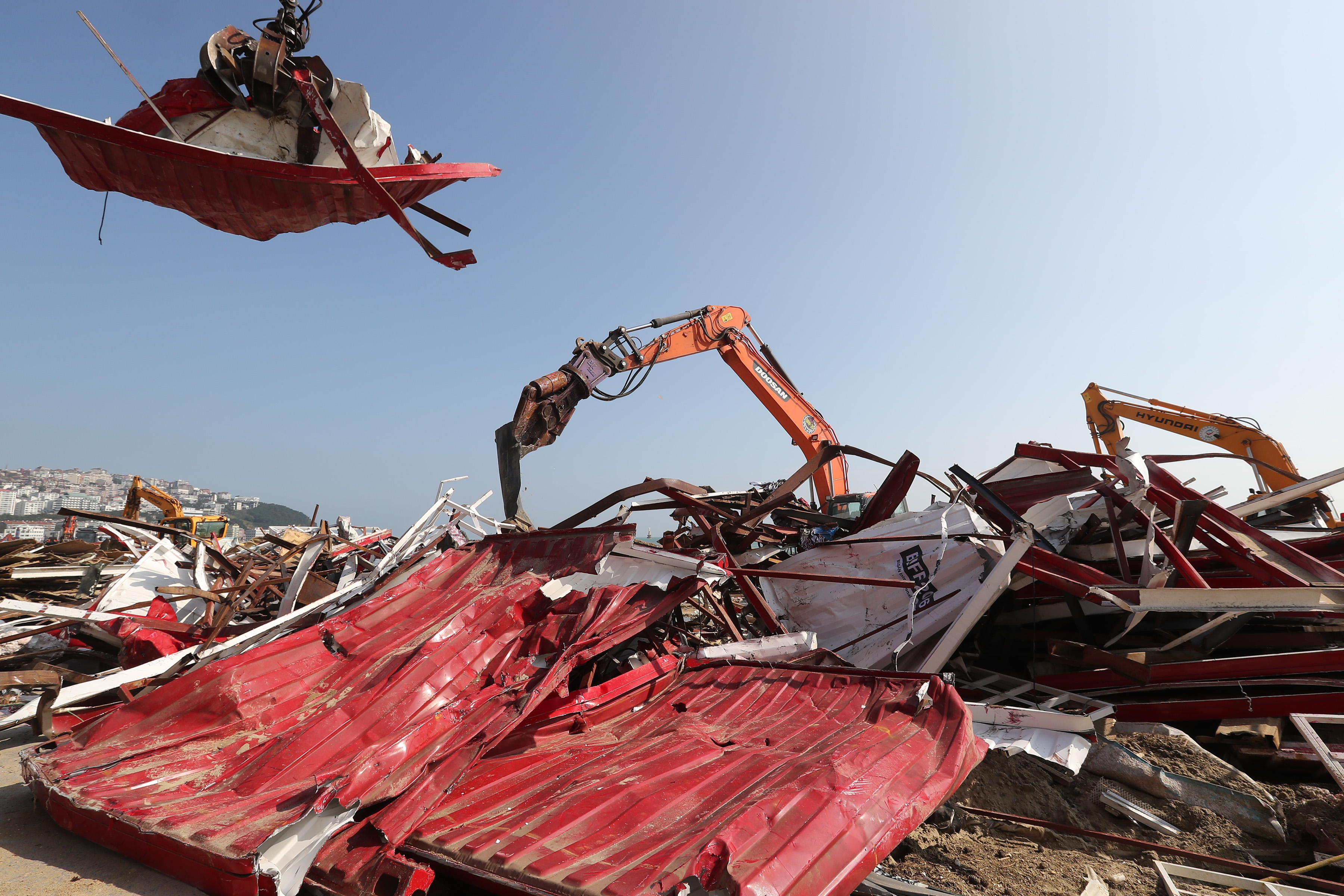 <태풍 차바> 형체를 알아보기 힘든 비프빌리지