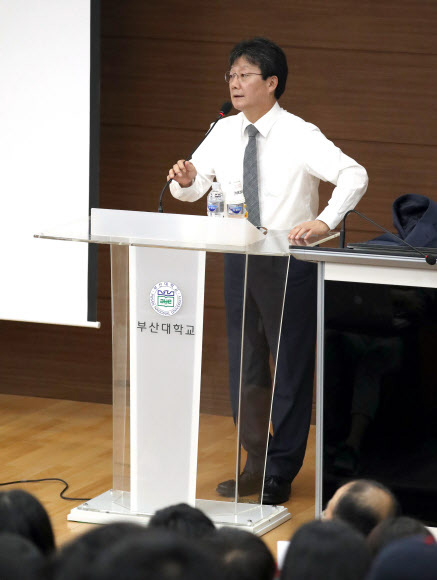 새누리당 유승민 전 원내대표가 6일 부산대학교에서 ‘왜 보수 혁명인가’를 주제로 특강을 하고 있다. 연합뉴스 