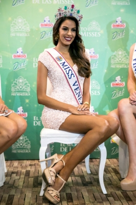 Keysi Sayago가 6일(현지시간) 베네수엘라 카라카스에서 열린 ‘2016 미스 베네수엘라 패전트(Miss Venezuela 2016 beauty pagaent)’에서 왕관을 차지하고 포즈를 취하고 있다. EPA 연합뉴스