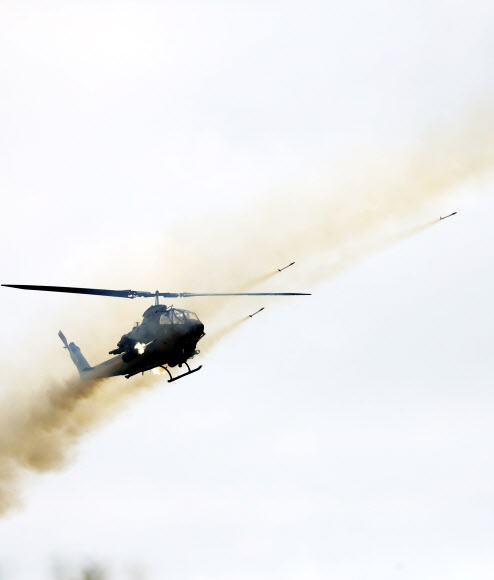 로켓 사격하는 코브라