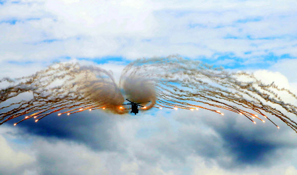 플레어 발사하는 수리온