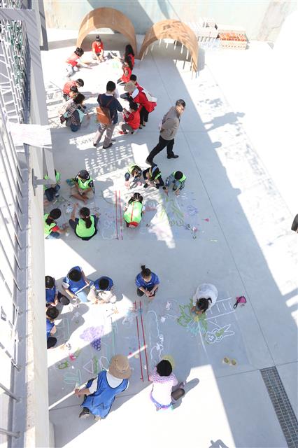 서서울 예술교육센터의 예술체험 행사에 참여한 어린이들이 예전에 수조였던 공간에서 미술 창작 활동을 하고 있다.