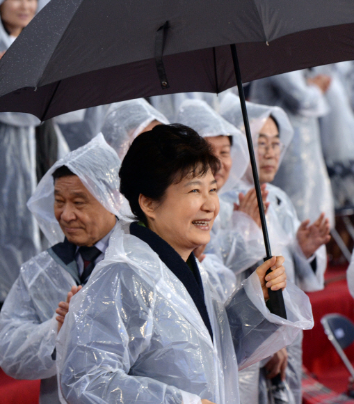 박근혜 대통령이 7일 오후 충남 아산 이순신종합운동장에서 열린 제97회전국체전 개막식에 우산을 받쳐 들고 입장하고 있다. 안주영 기자 jya@seoul.co.kr