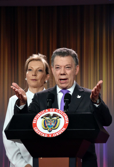 콜롬비아의 반세기 내전을 끝내는 데 헌신한 공로로 올해 노벨 평화상을 수상한 후안 마누엘 산토스(오른쪽) 콜롬비아 대통령이 7일 수상자로 선정된 직후 보고타 대통령궁에서 소감을 밝히고 있다. 왼쪽은 대통령 부인 마리아 클레멘시아 로드리게스. 보고타 AFP