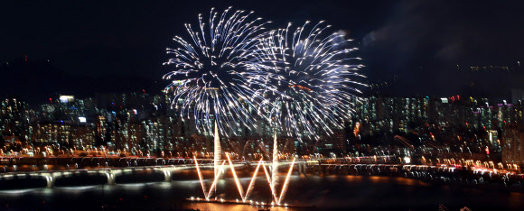 밤하늘 수놓는 불꽃