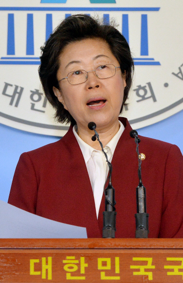 새누리당 이은재 의원이 9일 국회에서 최근 교문위 국정감사와 관련 해명 기자회견을 하고 있다. 이종원 선임기자 jongwon@seoul.co.kr