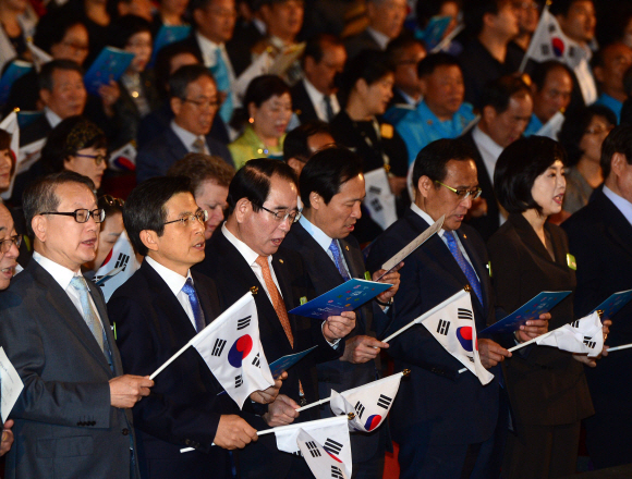 한글날인 9일 서울 세종문화회관에서 열린 한글날 기념식에서 황교안 국무총리를 비롯한 참석자들이 태극기를 흔들며 한글날 노래를 부르고 있다.  정연호 기자 tpgod@seoul.co.kr