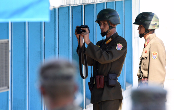 서맨사 파워 유엔주재 미국 대사가 9일 오후 경기도 파주시 판문점을 방문한 가운데 북한 군인이 사진을 찍고 있다.  사진공동취재단