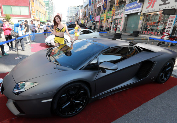 8일 서울 성동구 장안평 중고차매매시장에서 열린 ’2016 서울자동차페스티벌’에서 레이싱모델들이 드레스업카 콘테스트에 출품된 차량을 소개하고 있다.  연합뉴스