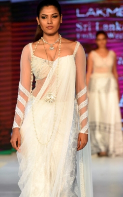모델이 8일(현지시간) 스리랑카 콜롬보에서 열린 ‘라크메 패션쇼’에서 인도 디자이너 Vastra Gatha의 작품을 선보이고 있다. AFP 연합뉴스