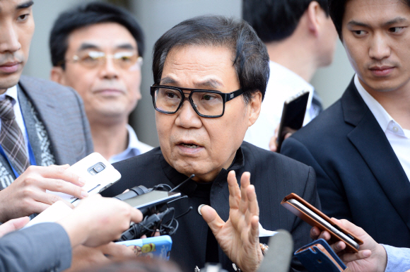 대작 의혹 받고 있는 조영남  대작 의혹으로 인한 사기혐의로 기소된 가수 조영남이 지난달 10일 서울 서초구 서초동 서울중앙지법에서 열린 첫 공판에 출석한 뒤 법원을 나서고 있다. <br>박윤슬 기자 seul@seoul.co.kr