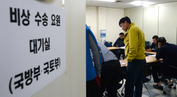 화물연대가 파업을 개시한 10일 의왕시 ICD에 마련된 비상 수송 요원 대기실에 인력들이 대기하고 있다.  박지환기자 popocar@seoul.co.kr