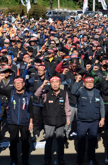 공공운수노조 산하 화물연대의 총파업이 시작된 10일 경기 의왕컨테이너기지(ICD) 인근에서 열린 파업 출정식에서 노조원들이 주먹을 불끈 쥐고 구호를 외치고 있다. <br>박지환 기자 popocar@seoul.co.kr