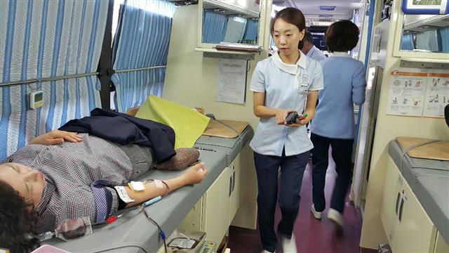 전남도청 공무원들이 10일 도청에서 열린 ‘사랑의 헌혈 릴레이’ 국민운동에 참여해 헌혈하고 있다.<br>전남도 제공