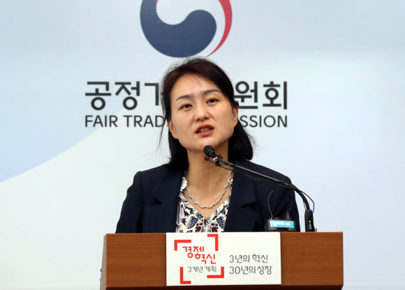 프로야구 선수계약서 불공정 약관 시정  민혜영 공정거래위원회 약관심사과장이 10일 공정위 기자실에서 프로야구 10개 구단이 사용하는 선수계약서를 심사, 1군 등록이 말소되는 경우 일률적으로 연봉을 감행하는 조항 등 4개 불공정 약관조항을 시정했다고 밝히고 있다. 2016.10.10 연합뉴스