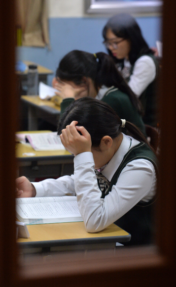 다음달 대학수학능력시험 전 마지막 고3 대상 전국연합학력평가가 시행된 11일 서울 종로구 필운동 배화여자고등학교에서 수험생들이 막바지 시험공부를 하고 있다. 2016. 10. 11 손형준 기자 boltagoo@seoul.co.kr