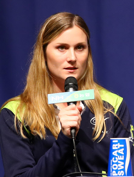 시즌 개막 소감 말하는 알레나 버그스마