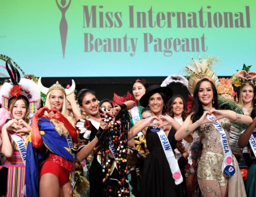 11일(현지시간) 일본 도쿄에서 열린 ‘2016 미스 인터내셔널 미인선발대회(2016 Miss International Beauty Pageant)’ 개막 기자회견 사진촬영에서 각국 대표 미인들이 포즈를 취하고 있다. 70명의 여성들이 27일 결승전까지 서로 경쟁한다. AFP 연합뉴스