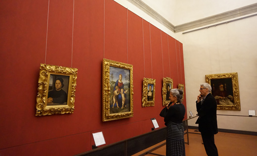 우피치 미술관 내부. 라파엘로의 ‘방울새와 성모’를 감상하고 있다.