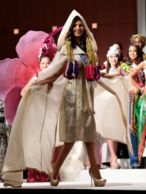 미스 튀니지 Hiba Telmoudi가 11일(현지시간) 일본 도쿄에서 열린 ‘2016 미스 인터내셔널 미인선발대회(2016 Miss International Beauty Pageant)’ 개막 기자회견 사진촬영에서 전통 의상을 입고 포즈를 취하고 있다. 70명의 여성들이 27일 결승전까지 서로 경쟁한다. AFP 연합뉴스