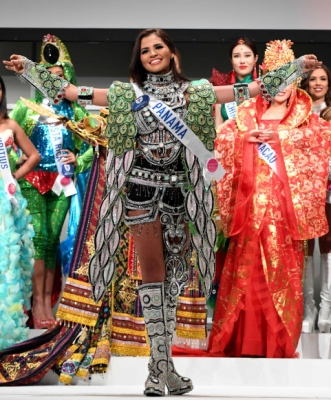 미스 파나마 Daniela Ochoa Barragan이 11일(현지시간) 일본 도쿄에서 열린 ‘2016 미스 인터내셔널 미인선발대회(2016 Miss International Beauty Pageant)’ 개막 기자회견 사진촬영에서 전통 의상을 입고 포즈를 취하고 있다. 70명의 여성들이 27일 결승전까지 서로 경쟁한다. AFP 연합뉴스