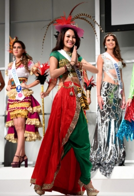 미스 인도 Rewati Chetri가 11일(현지시간) 일본 도쿄에서 열린 ‘2016 미스 인터내셔널 미인선발대회(2016 Miss International Beauty Pageant)’ 개막 기자회견 사진촬영에서 전통 의상을 입고 포즈를 취하고 있다. 70명의 여성들이 27일 결승전까지 서로 경쟁한다. AFP 연합뉴스