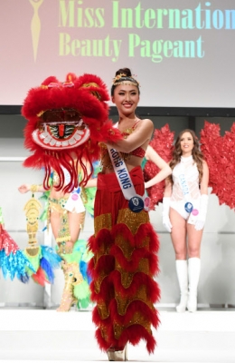 미스 홍콩 Kelly Yeuk Lam Chan가 11일(현지시간) 일본 도쿄에서 열린 ‘2016 미스 인터내셔널 미인선발대회(2016 Miss International Beauty Pageant)’ 개막 기자회견 사진촬영에서 전통 의상을 입고 포즈를 취하고 있다. 70명의 여성들이 27일 결승전까지 서로 경쟁한다. AFP 연합뉴스