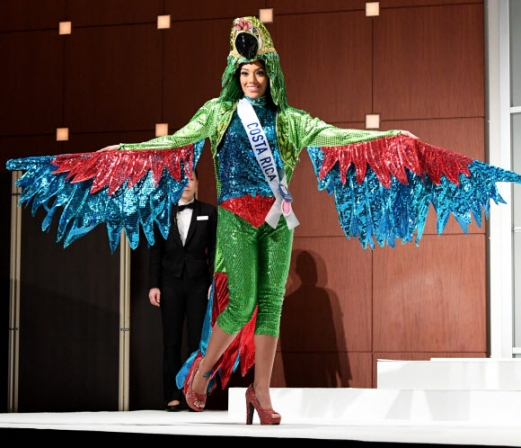 미스 코스타리카 Raquel Guevara가 11일(현지시간) 일본 도쿄에서 열린 ‘2016 미스 인터내셔널 미인선발대회(2016 Miss International Beauty Pageant)’ 개막 기자회견 사진촬영에서 전통 의상을 입고 포즈를 취하고 있다. 70명의 여성들이 27일 결승전까지 서로 경쟁한다. AFP 연합뉴스