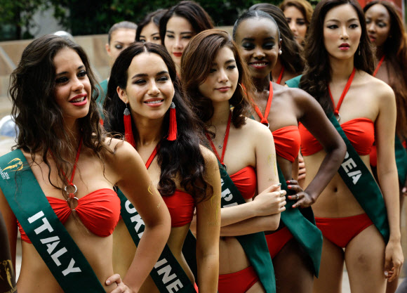 11일(현지시간) 필리핀 마닐라에서 열린 ‘2016 미스 어스 선발대회(Miss Earth 2016 international beauty pageant)’ 언론 공개 행사에서 참가 미인들이 수영복을 입고 포즈를 취하고 있다. 전세계에서 모인 83명의 참가자들은 지구의 환경을 보호하는 임무를 띤 ‘미스 어스’ 자리를 두고 경쟁하게 된다. EPA 연합뉴스