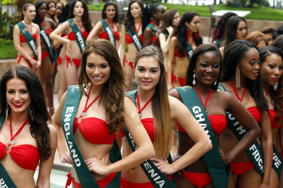 11일(현지시간) 필리핀 마닐라에서 열린 ‘2016 미스 어스 선발대회(Miss Earth 2016 international beauty pageant)’ 언론 공개 행사에서 참가 미인들이 수영복을 입고 포즈를 취하고 있다. 전세계에서 모인 83명의 참가자들은 지구의 환경을 보호하는 임무를 띤 ‘미스 어스’ 자리를 두고 경쟁하게 된다. AP 연합뉴스