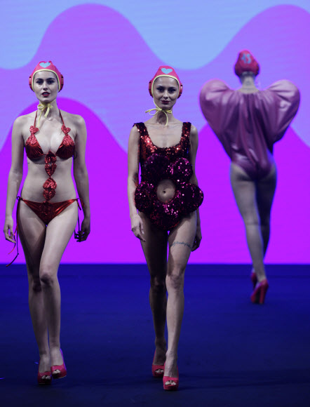 12일(현지시간) 멕시코 멕시코시티에서 열린 스페인 디자이너 아가타 루이즈 델라 프라다의 패션쇼에서 모델들이 의상을 선보이고 있다. EPA 연합뉴스