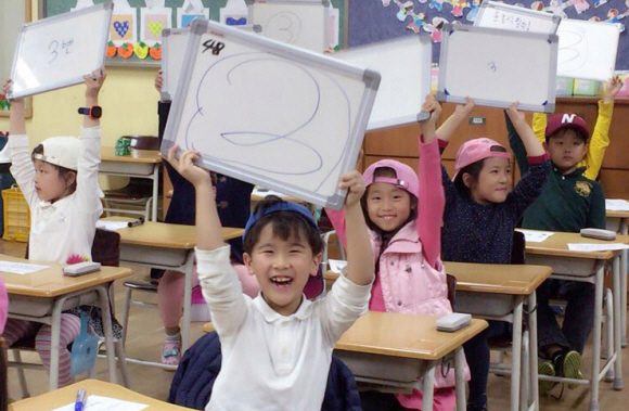 13일 서울 광진구 양진초등학교 열린 ’초콜릿 독서 페스티벌’에서 학생들이 OX퀴즈 문제 풀기를 하고 있다. 이 행사는 학생과 학부모들이 함께 참여해 독서의 즐거움을 나누고자 마련한 프로그램이다. 최해국 선임기자 seaworld@seoul.co.kr