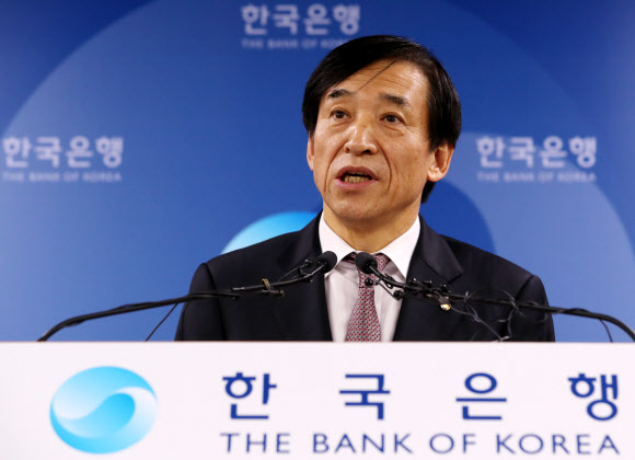 질문에 답하는 이주열 한국은행 총재