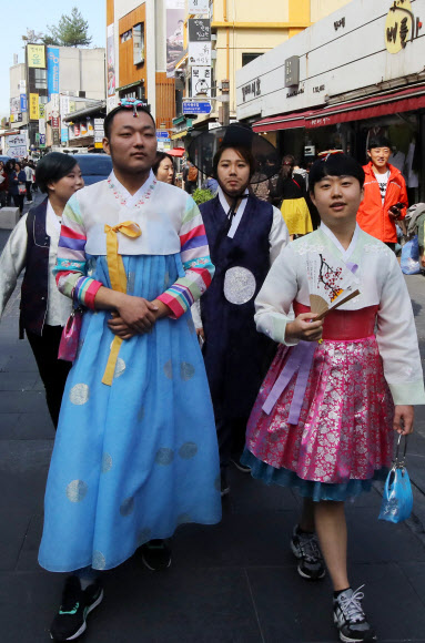 ’남자는 왜 치마 한복을 입으면 안 되죠?’