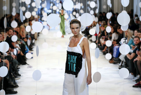 12일(현지시간) 우크라이나 키예프에서 열린 ‘우크라이나 패션위크’ 디자이너 알렉세이 잘레프스키(Aleksey Zalevskiy) 패션쇼에서 모델이 의상을 선보이고 있다.  EPA 연합뉴스