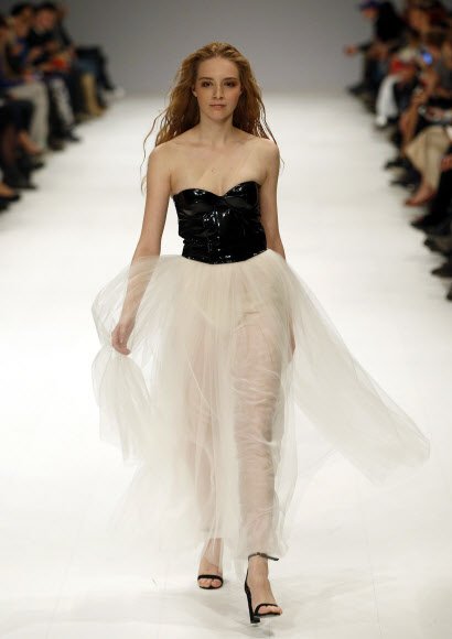 12일(현지시간) 우크라이나 키예프에서 열린 우크라이나 디자이너 율리아 폴리시척(Yuliya Polishchuk) 패션쇼에서 모델이 의상을 선보이고 있다. AP 연합뉴스