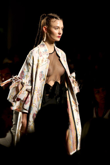 12일(현지시간) 포르투갈 리스본에서 열린 ‘제39회 포르투갈 패션쇼’에서 포르투갈 패션 디자이너 알렉산드라 모우라(Alexandra Moura)의 의상을 모델이 선보이고 있다. EPA 연합뉴스