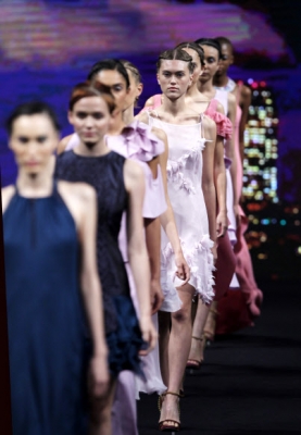 모델들이 12일(현지시간) 멕시코 멕시코시티에서 열린 패션위크 중 멕시코 디자이너 마카리오 히메네스의 작품을 선보이고 있다.  EPA 연합뉴스